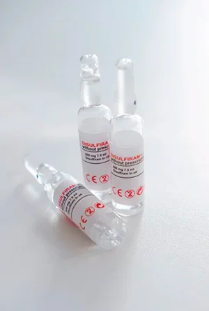 Ампулы стоят на белом столе