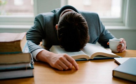 Мужчина спит за рабочим столом