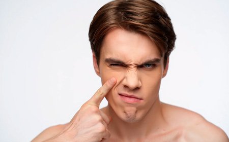 Парень показывает указательным пальцем на тик