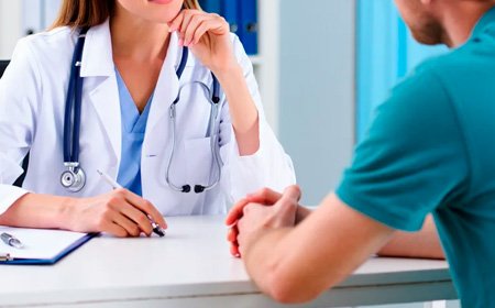 Врач сидит с пациентом